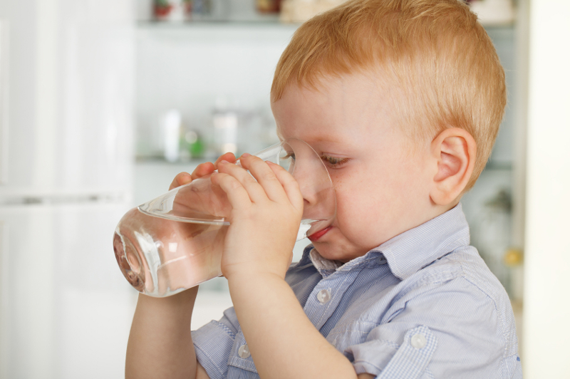 Khi trẻ bị nhiệt miệng, hãy cho bé uống thật nhiều nước để tránh tình trạng thiếu nước, nóng trong người