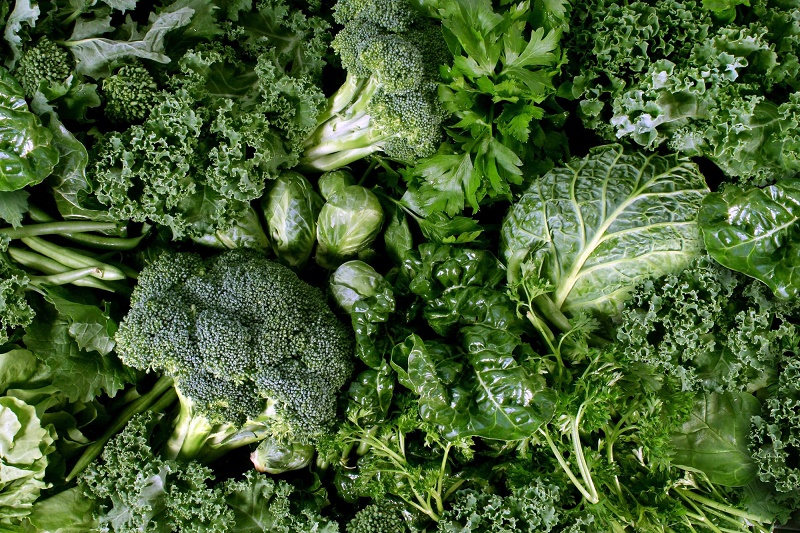 Người bị bệnh Covid nên ăn gì, súp lơ xanh, cải bó xôi,… là những loại rau có màu xanh đậm mà bạn nên bổ sung vào thực đơn ăn uống khi mắc bệnh.