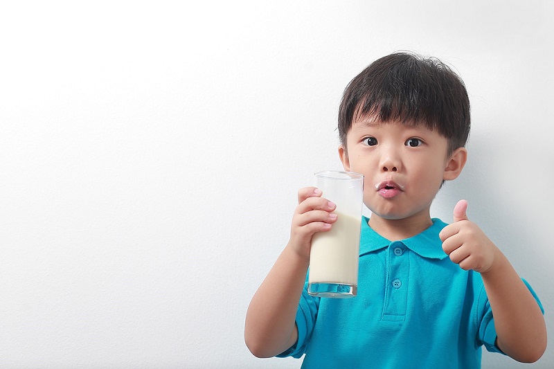 Sữa tách béo hoặc không đường sẽ giúp trẻ giảm cân mà không làm mất chất dinh dưỡng của trẻ