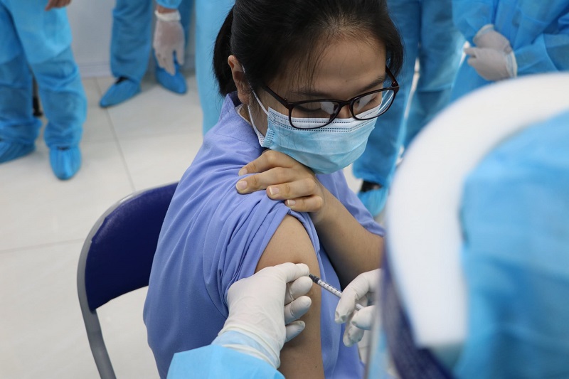 Nên tiêm vaccine tay không thuận và theo dõi sức khoẻ tại chỗ sau khi tiêm 30 phút