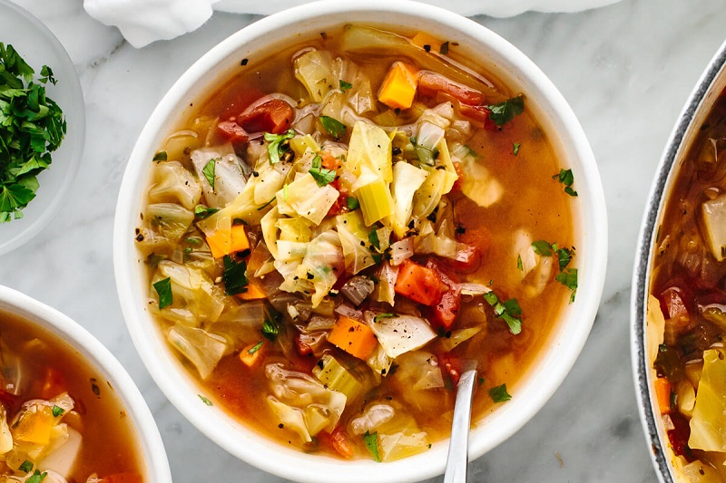 Nên ăn các món canh hoặc súp trước khi tiêm để hỗ trợ đường ruột