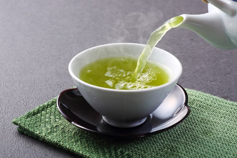 Để giúp tinh thần tỉnh táo và tập trung hơn trong công việc, bạn có thể dùng trà xanh làm thức uống