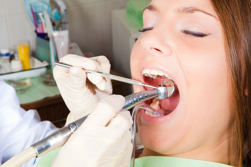 Tùy thuộc vào mức độ nhiễm trùng mà bác sĩ sẽ tư vấn cho bạn có nên bảo tồn răng bằng cách chữa viêm tủy