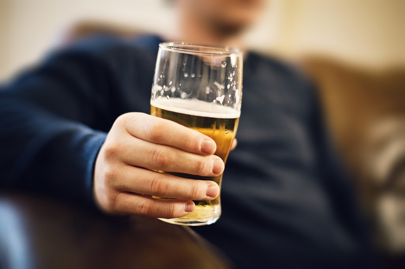 Rượu, bia sẽ gây ra nhiều ảnh hưởng xấu đến người mắc bệnh Covid