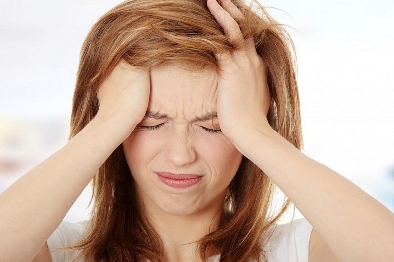 Người bị viêm xoang thường phải đối mặt với các cơn đau đầu, ù tai