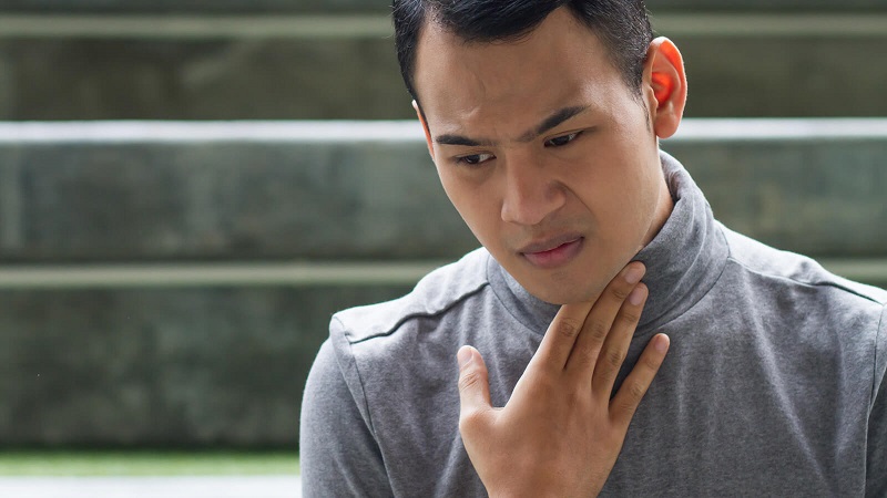 Biến chứng viêm họng mạn tính nếu dịch viêm từ mũi chảy xuống họng kéo dài