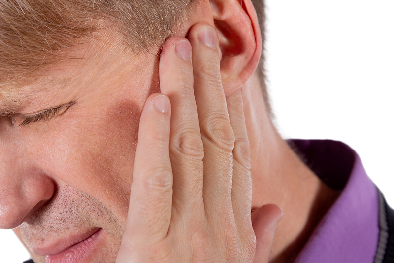 Ù tai bên trái khiến người bệnh không cảm nhận rõ các âm thanh khi nghe