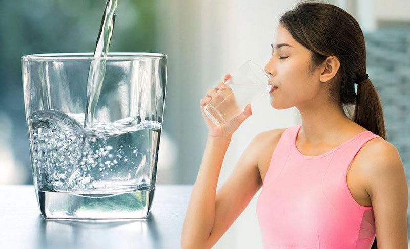 Uống nhiều nước hoặc bổ sung nước ion để bù nước