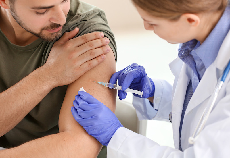 Dù đã tiêm đủ liều vaccine nhưng vẫn có nguy cơ nhiễm Covid-19 nên mọi người không được chủ quan