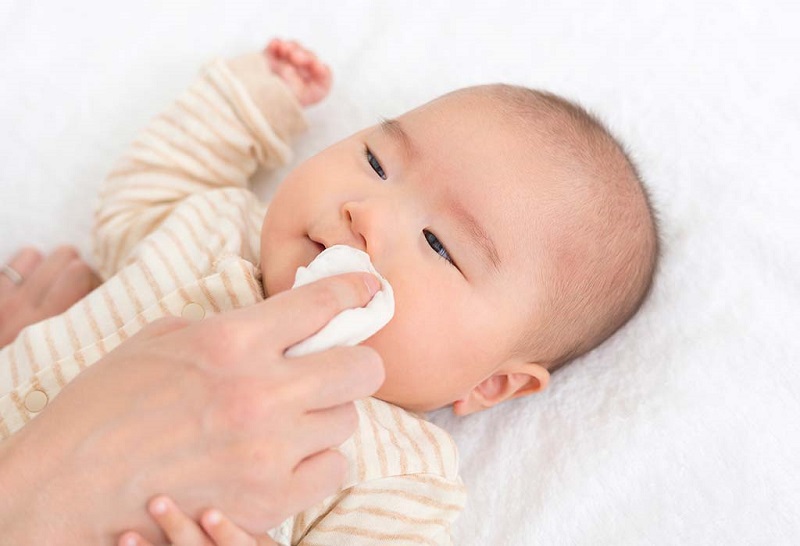 Vệ sinh mặt cho trẻ để hạn chế vi khuẩn xâm nhập