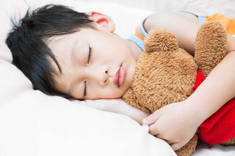 Trẻ đổ mồ hôi đầu khi ngủ nguyên nhân thường do đâu