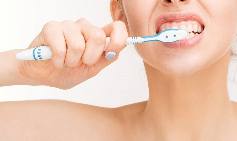 Giữ gìn vệ sinh răng miệng sạch sẽ là cách phòng tránh răng lung lay tốt nhất