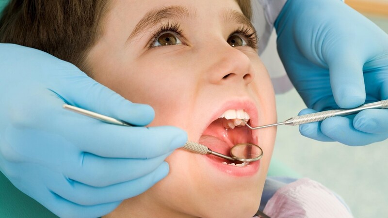 Nên đi khám nha sĩ để tìm nguyên nhân và điều trị đau răng