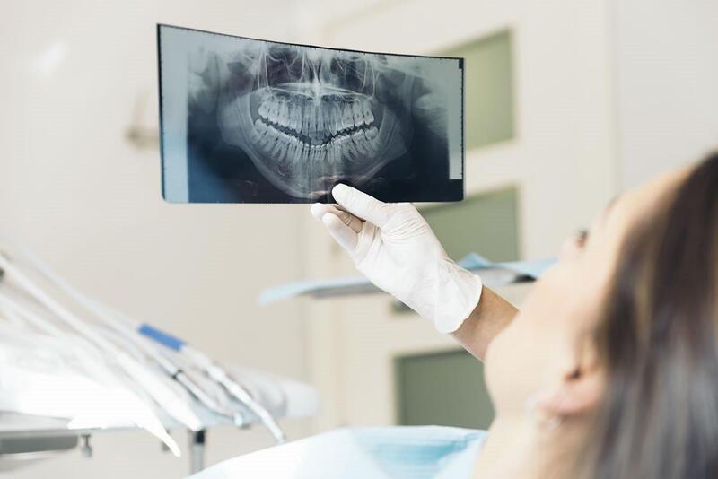 Nha sĩ sẽ thăm khám xem xét răng khôn có cần nhổ hay điều trị bảo tồn