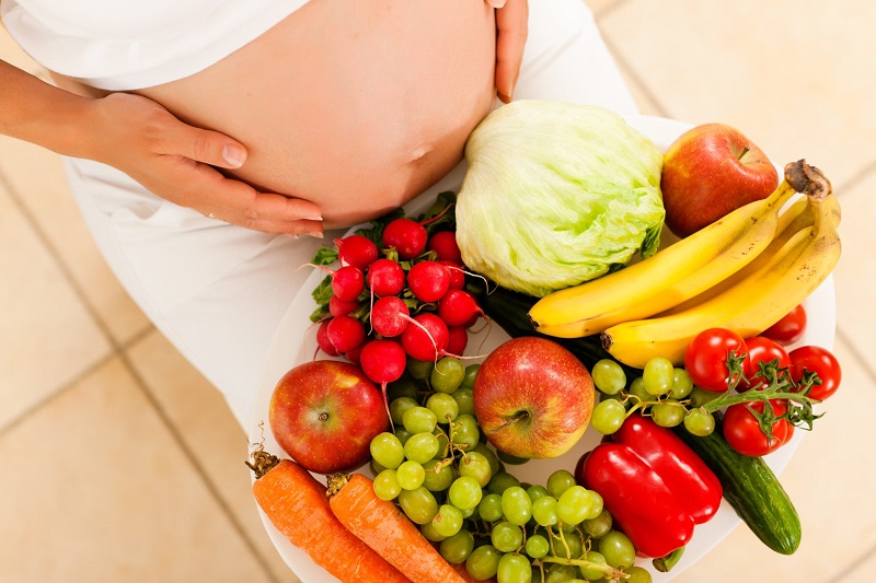 Duy trì chế độ ăn nhiều rau củ quả sẽ giúp thai phụ giảm thiểu nguy cơ bị táo bón