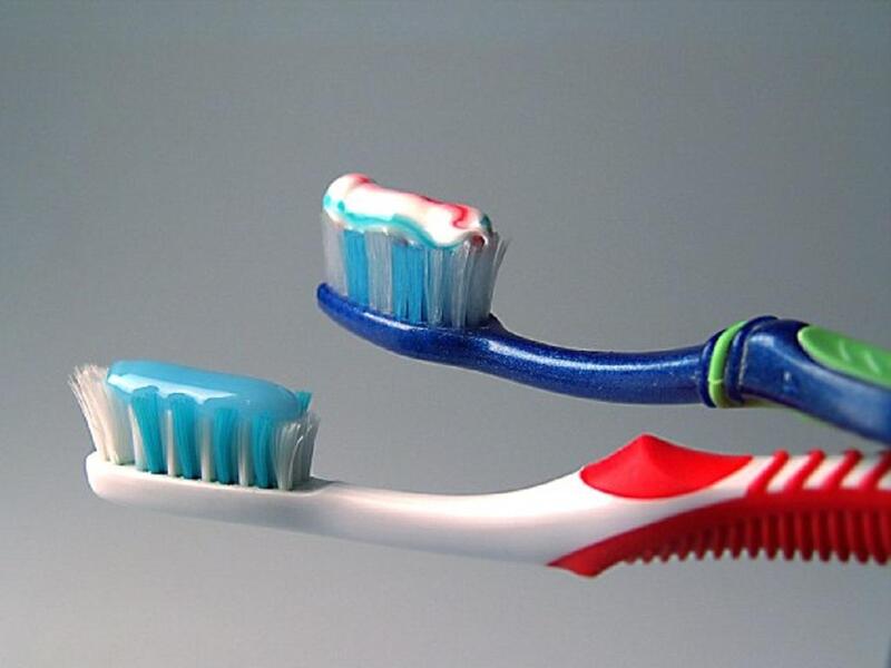 Có thể vệ sinh lưỡi bằng bàn chải đánh răng