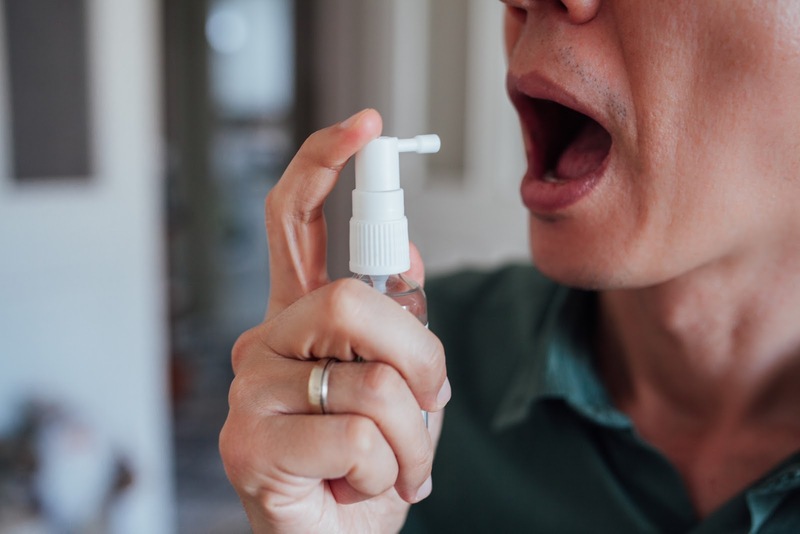 Dùng dung dịch xịt họng diệt virus vùng mũi họng
