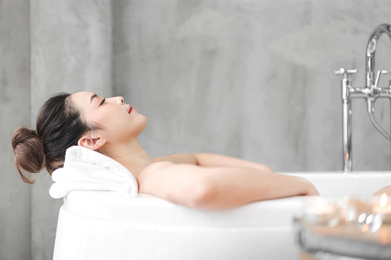 Tắm bằng nước ấm vừa giúp bạn cảm thấy thoải mái vừa là cách làm tan đờm trong cổ họng