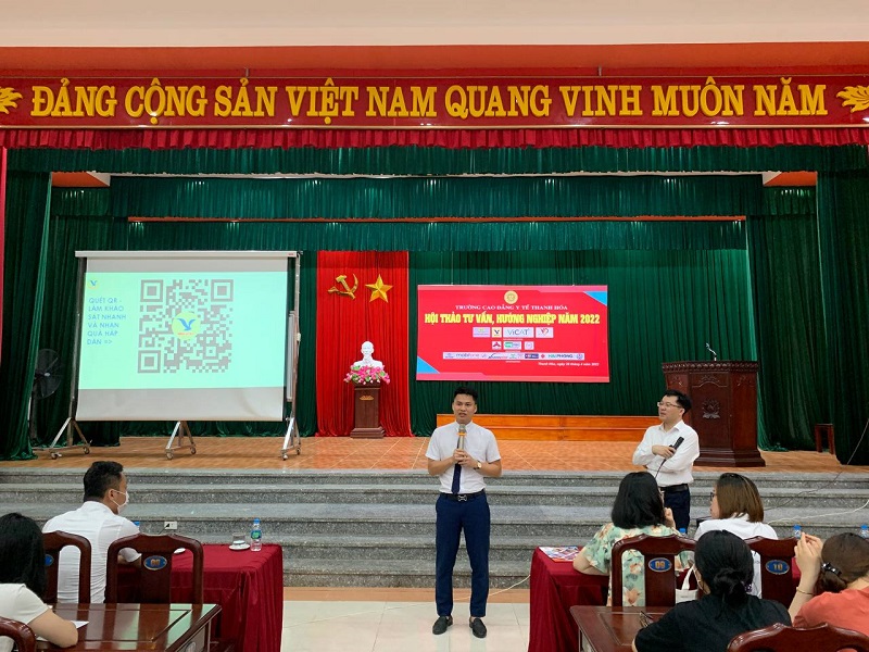  Giám đốc chi nhánh MEDLATEC Thanh Hóa - ông Nguyễn Văn Hiệu tham gia giao lưu, hỏi đáp, cung cấp cho các bạn sinh viên nhiều thông tin hữu ích