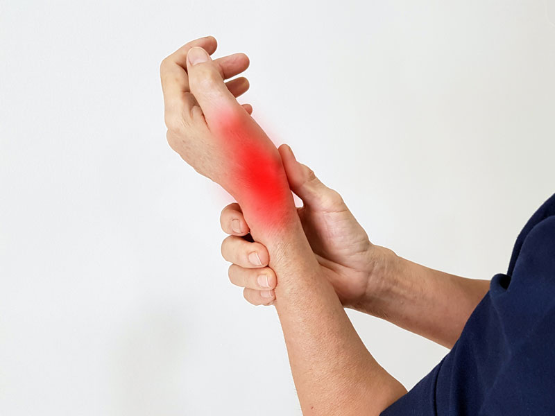 Bệnh nhân thường xuyên đối mặt với cảm giác sưng, đau vùng cổ tay, ngón tay cái