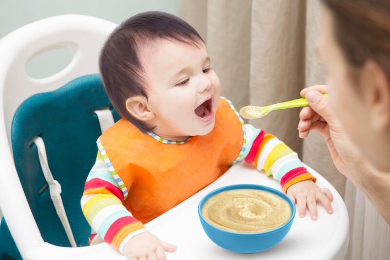 Khi bé trông cứng cáp hơn, cần cho bé ăn thức ăn đặc để cung cấp thêm chất dinh dưỡng.