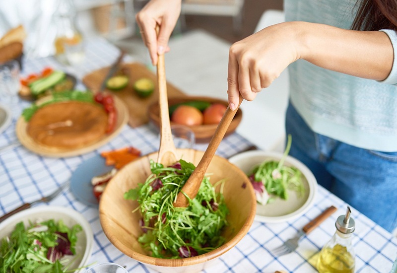 Nên ăn nhiều rau xanh và chia nhỏ bữa ăn trong ngày