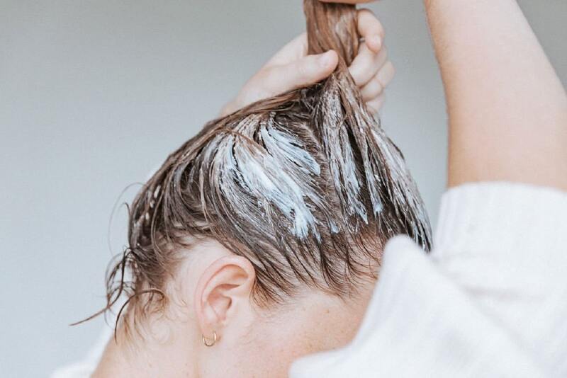 Cách chăm sóc da đầu mùa nóng để giảm ngứa, bết da đầu, gàu | Medlatec