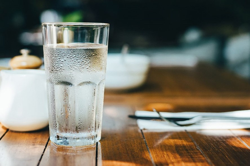 Uống đủ nước để phòng tránh tình trạng cơ thể mất nước và giúp ổn định nhịp tim