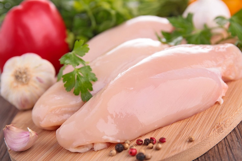Thịt nạc là nguồn thực phẩm giàu đạm, giúp các mô ngực phát triển nhanh chóng