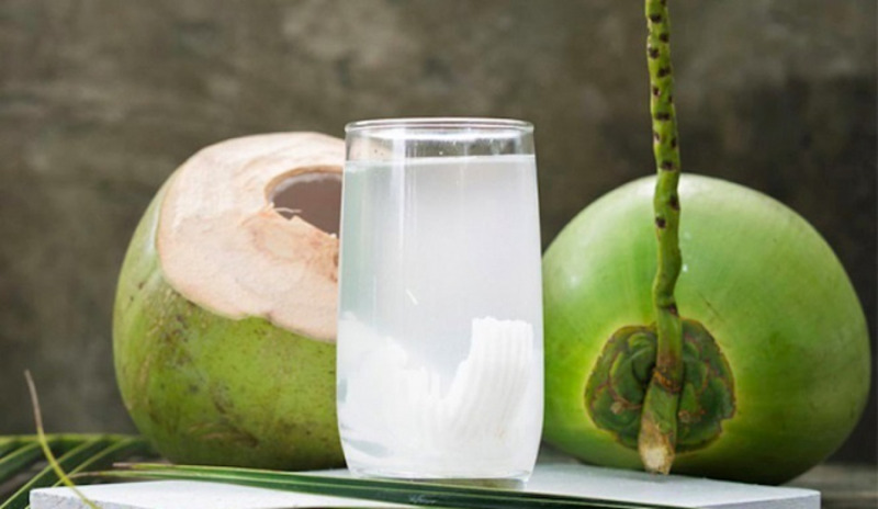 Nước dừa giúp làm mát cơ thể, làm dịu tình trạng đau bụng