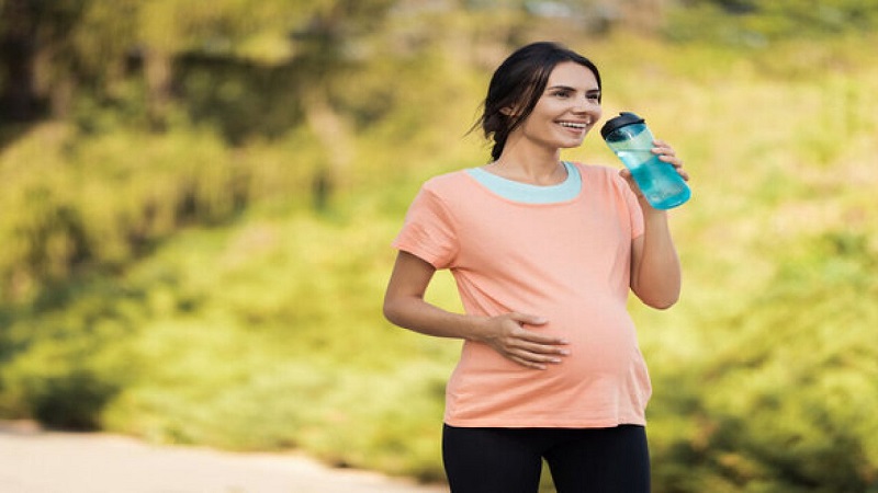 Nếu thai nhi đạp ít trong tháng cuối cùng phụ nữ mang thai nên đi bộ kích thích em bé bước nhiều hơn