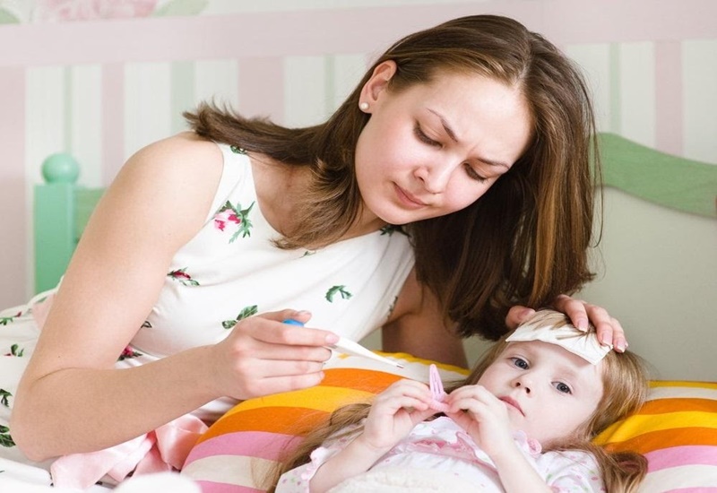 Nhấn vào ảnh để phóng to Mẹ cần theo dõi trẻ và đưa trẻ đi khám kịp thời nếu có triệu chứng bất thường