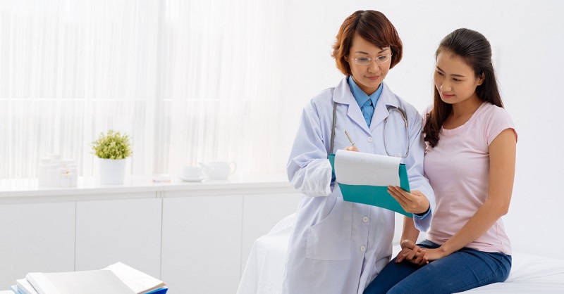 Khi có những biểu hiện bất thường trong thời kỳ mang thai bạn nên gặp bác sĩ sản phụ khoa để được tư vấn