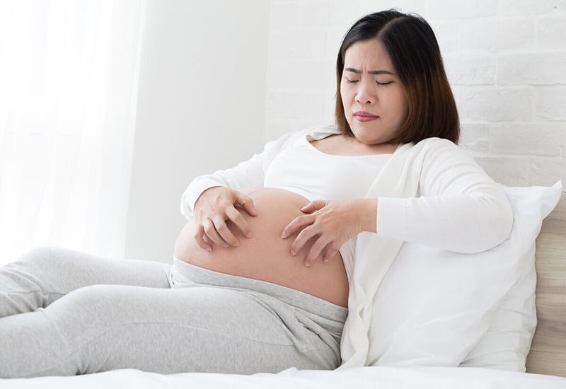 Mẹ bầu bị ngứa bụng có thể vì nhiều nguyên nhân khác nhau