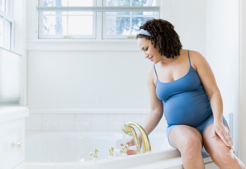 Mẹ bầu không nên tắm nước nóng mà chỉ nên tắm nước ấm để tránh làm khô da và kích thích cơn ngứa