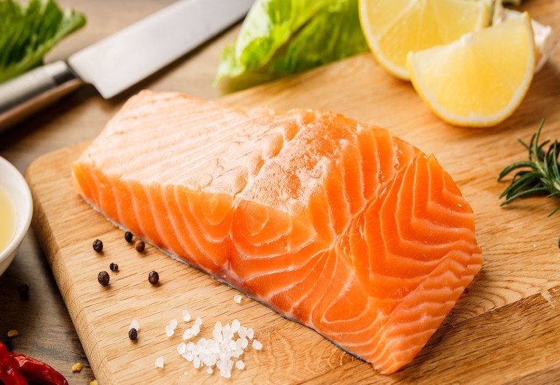 Cá hồi là một trong những loại cá béo tốt cho nội tiết tố nữ