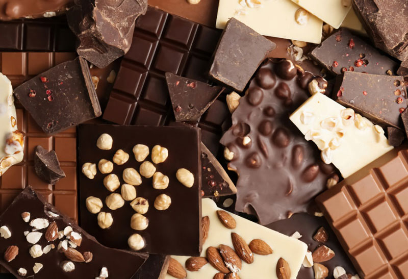 Hạnh nhân và chocolate đen giúp hạn chế cơn thèm ăn