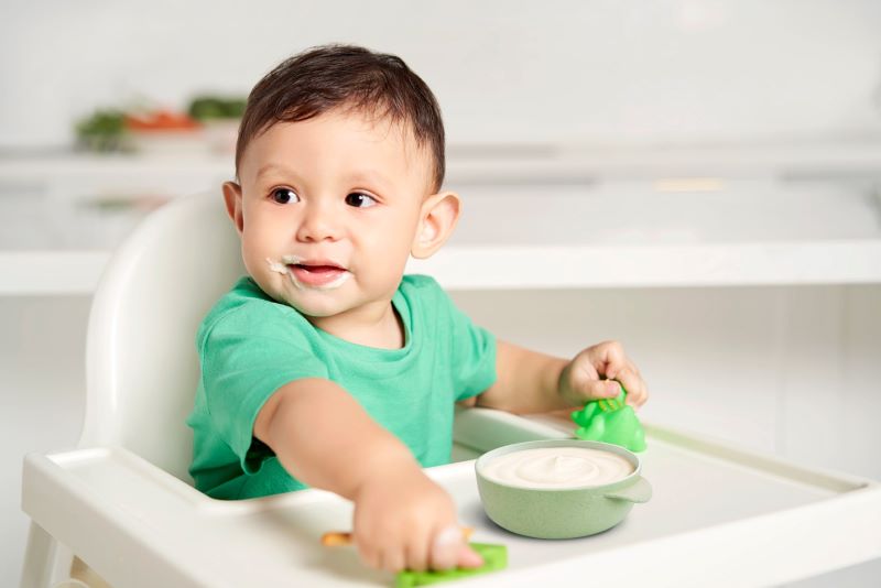 Về khẩu phần ăn chính cho bé từ 1 đến 3 tuổi là cháo, sữa, bột ăn dặm hoặc một số thức ăn mềm được cắt nhỏ cho bé dễ ăn.
