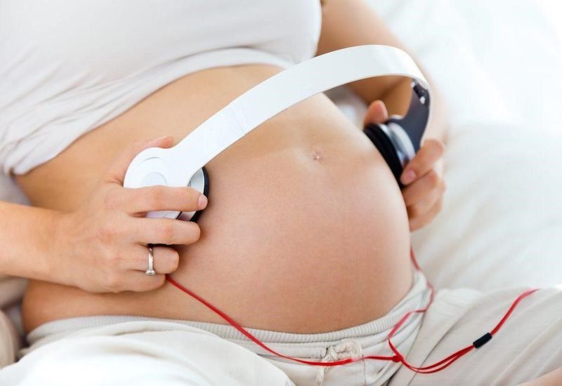 Mẹ có thể nghe nhạc thư giãn khi mang thai 25 tuần để kích thích thị giác của bé