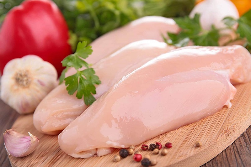 Ức gà là nhóm thực phẩm hữu ích với người cần tăng cơ