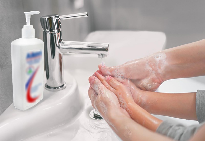 Rửa tay, vệ sinh thân thể thường xuyên và bố mẹ cần cho bé mặc đồ phù hợp theo nhiệt độ môi trường để con không bị nhiễm lạnh
