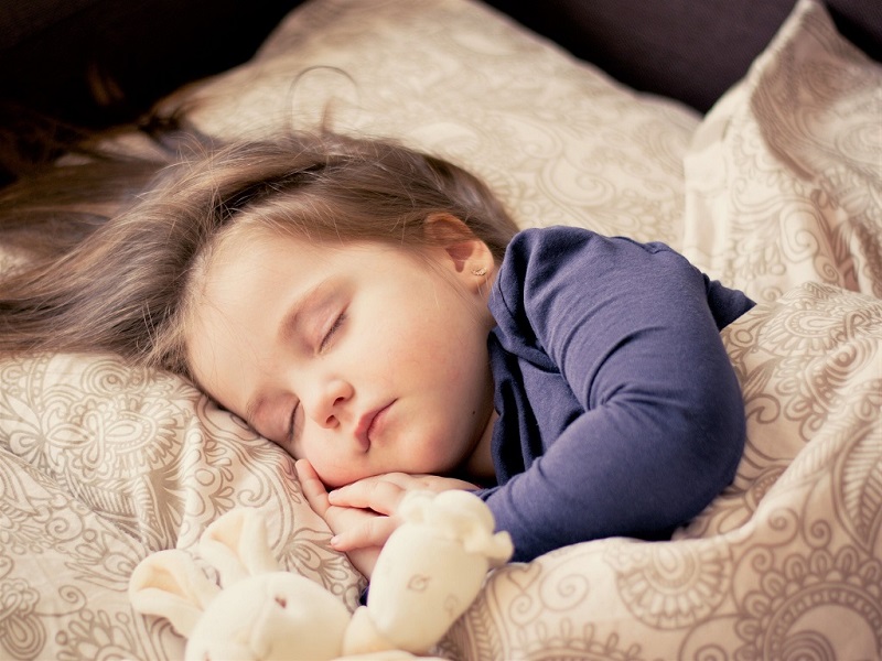 Bố mẹ nên cho bé có không gian và thời gian nghỉ ngơi hợp lý khi bị bệnh