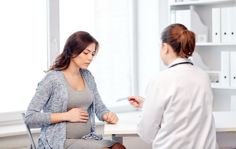 Khám bác sĩ chuyên khoa giúp thai phụ biết được nên bổ sung canxi cho bà bầu từ tháng thứ mấy là phù hợp