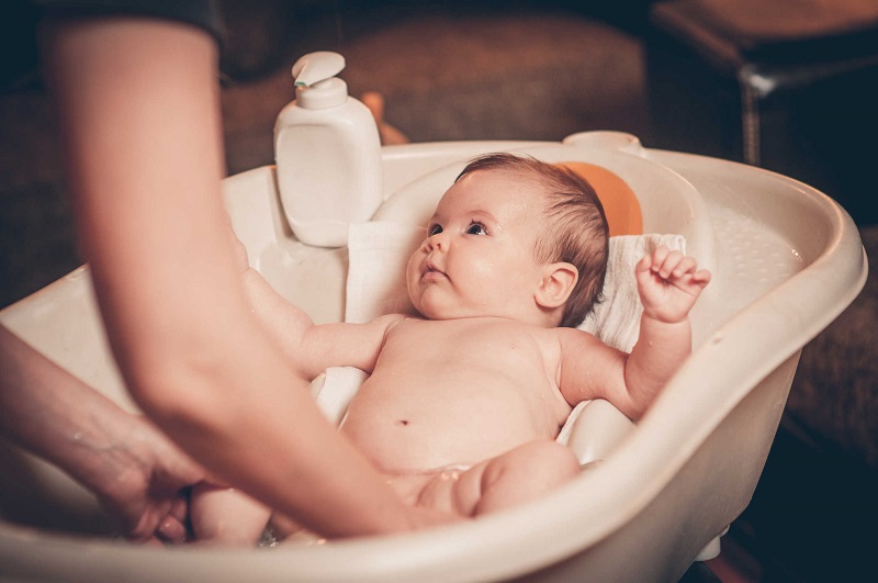 Tắm quá lâu cho trẻ có thể khiến da trẻ khô hơn, dễ mất nước