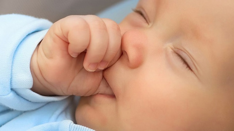 Trẻ sơ sinh mút tay là bản năng tự nhiên
