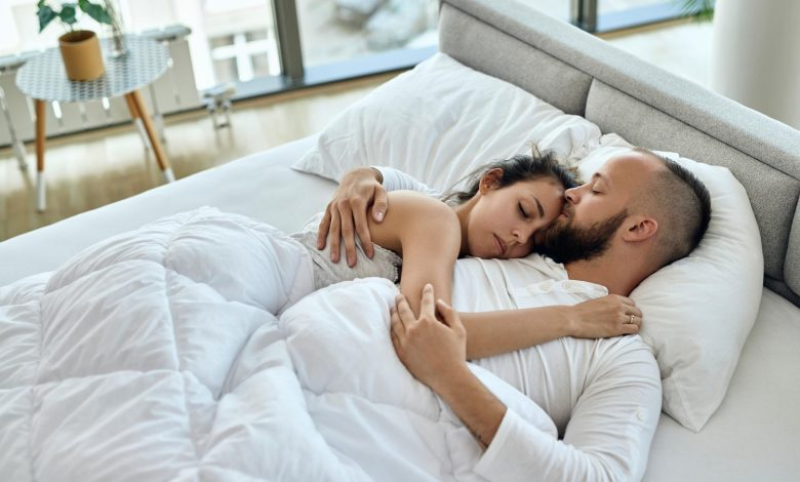 Mức độ cortisol giảm khi quan hệ tình dục, khiến bạn dễ đi vào giấc ngủ hơn