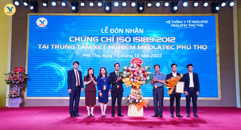 Phó Giám đốc Sở Y tế tỉnh Phú Thọ tặng hoa chúc mừng MEDLATEC Phú Thọ nhận chứng chỉ ISO tại Hội nghị tập huấn