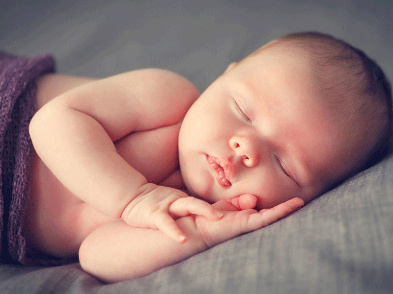 Từ lúc mới sinh cho đến 1 tháng tuổi trẻ sơ sinh hầu như ngủ suốt ngày đêm