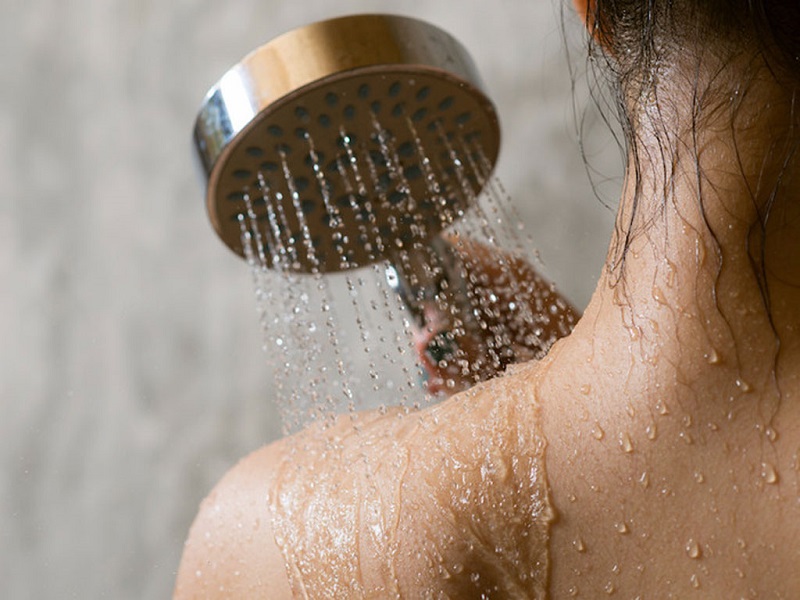 Không nên tắm nước quá nóng khi mang thai