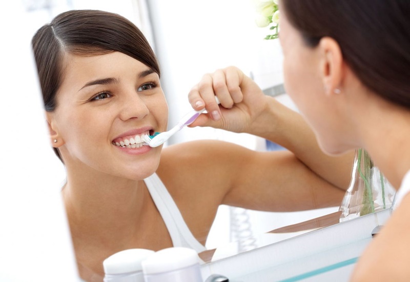 Vệ sinh răng miệng đúng cách để cải thiện tình trạng ê buốt răng